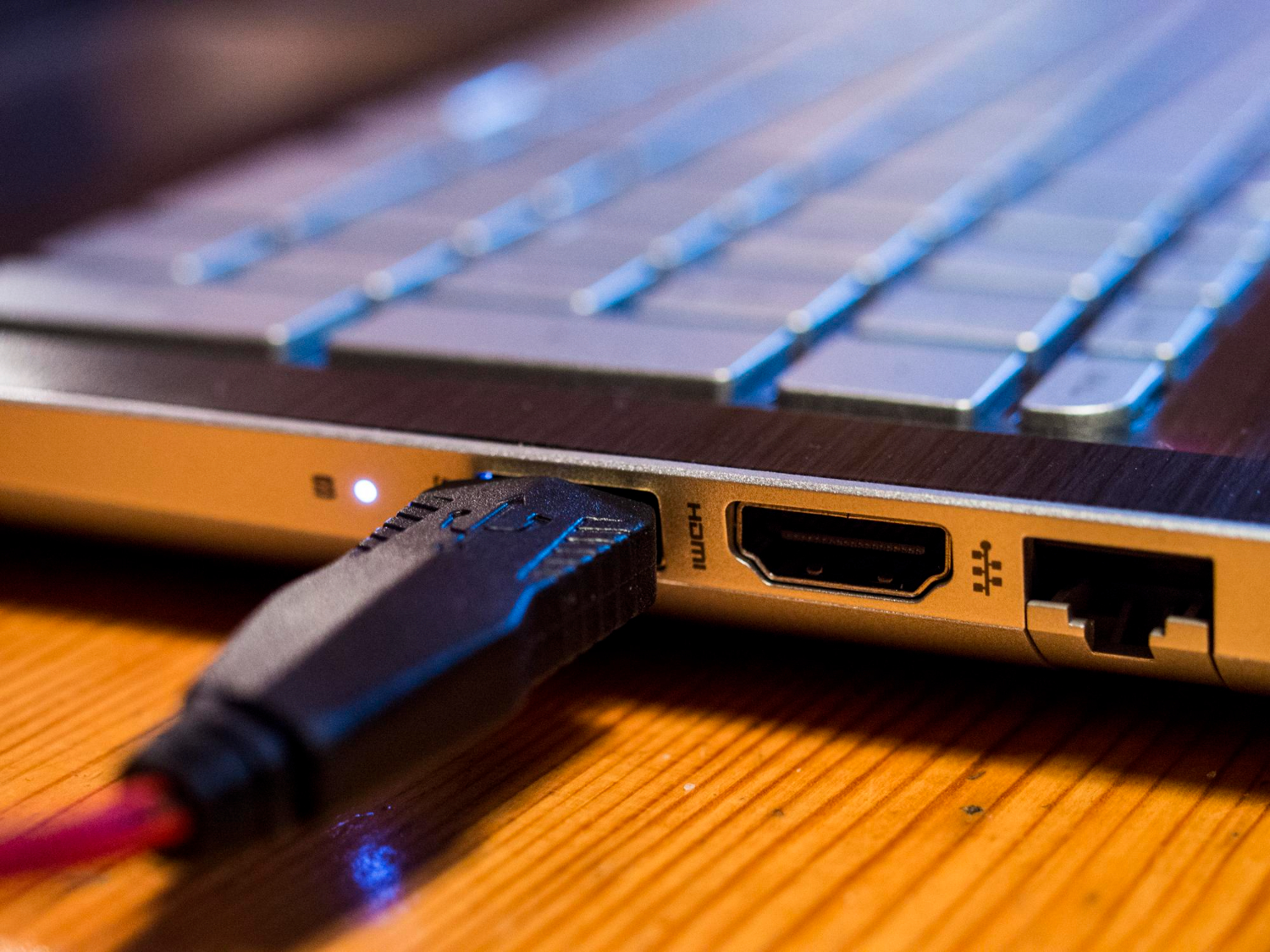 Trucos para la vida en el escritorio: un solo cable para pantallas, alimentación y discos de trabajo sin caídas aleatorias